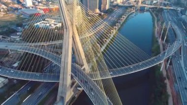 Estaiada 'nın Köprüsü havadan görünümü. Sao Paulo, Brezilya. İş Merkezi. Finans Merkezi. Harika bir manzara. Ünlü kablo-Sao Paulo köprü kaldı. Şehir Landmark.