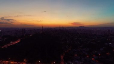 Sao Paulo, Brezilya'da gün batımının havadan görünümü. Alacakaranlık manzarası. Şehir merkezinin sahnesi. Şehrin simgesi, Renkli gökyüzü.