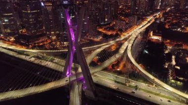 Estaiada'nın gece köprü hava manzarası. Sao Paulo, Brezilya. İş merkezi. Finans Merkezi. Harika bir manzara. Sao Paulo ünlü kablo-kaldı köprü. Şehrin simgesi. Gece manzarası.