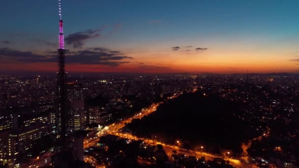 巴西圣保罗日落的鸟瞰图 黄昏的风景 市中心的场景城市地标 彩色天空 — 图库视频影像