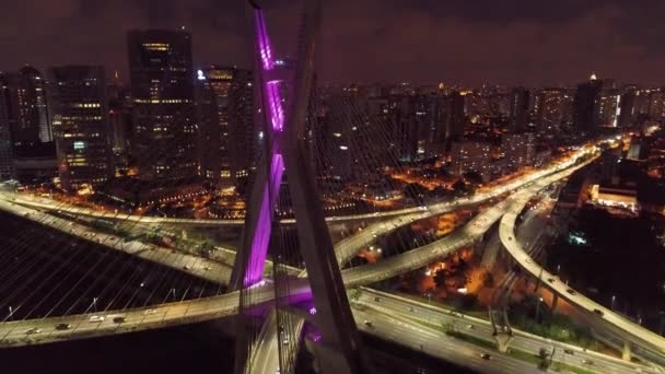 埃塔亚达的桥鸟瞰夜 巴西圣保罗 商务中心 金融中心 伟大的风景 圣保罗著名的电缆桥 城市的地标 — 图库视频影像