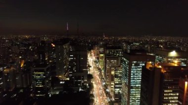 Geceleri şehrin havadan görünümü. Harika bir manzara. Ünlü Paulista Avenue, Sao Paulo, Brezilya. Güzel alacakaranlık manzarası.