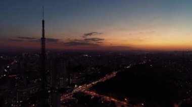 Sao Paulo, Brezilya'da gün batımının havadan görünümü. Alacakaranlık manzarası. Şehir merkezinin sahnesi. Şehrin simgesi, Renkli gökyüzü.