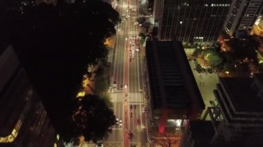 Geceleri şehrin havadan görünümü. Harika bir manzara. Ünlü Paulista Avenue, Sao Paulo, Brezilya. Güzel alacakaranlık manzarası.