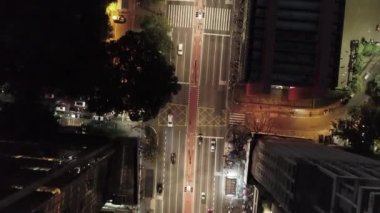 Geceleri şehrin havadan görünümü. Harika bir manzara. Ünlü Paulista Avenue, Sao Paulo, Brezilya. Güzel alacakaranlık manzarası.