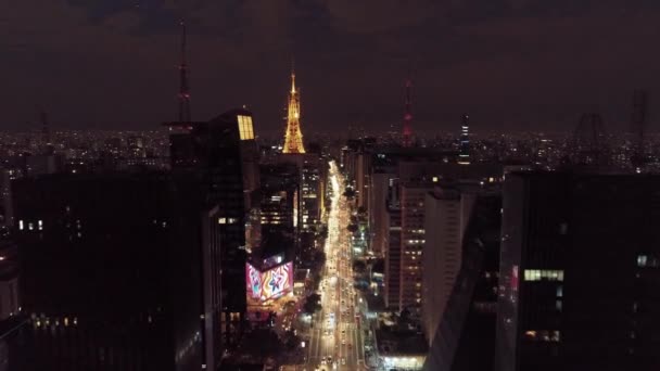 夜の都市の航空写真 素晴らしい風景 有名なパウリスタ通り サンパウロ ブラジル 美しい夕暮れの風景 — ストック動画