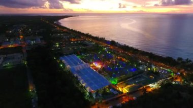 Porto Seguro, Bahia, Brezilya'da gün doğumu. Harika bir manzara. Fantastik plaj sahnesi. Güzel gökyüzü. Renkli gökyüzü.