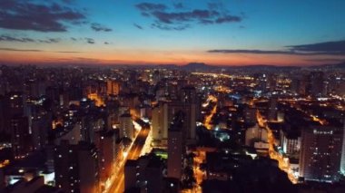 Sao Paulo, Brezilya'da gün batımının havadan görünümü. Alacakaranlık manzarası. Şehir merkezinin sahnesi. Şehrin simgesi, Renkli gökyüzü.