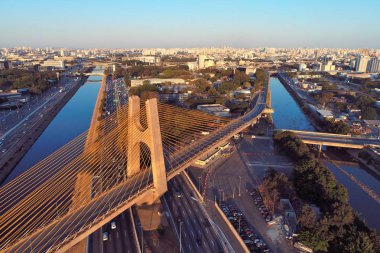 Estaiada 'nın köprü hava manzarası. Sao Paulo, Brezilya. İş merkezi. Finans Merkezi. Meşhur kablolu yayın köprüsü. İş seyahati. Seyahat hedefi.