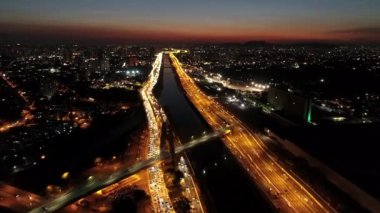 Estaiada 'nın köprü hava manzarası. Sao Paulo, Brezilya. İş merkezi. Finans Merkezi. Meşhur kablolu yayın köprüsü. İş seyahati. Seyahat hedefi.