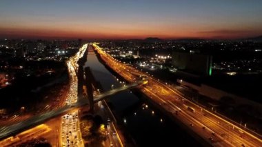 Estaiada 'nın köprü hava manzarası. Sao Paulo, Brezilya. İş merkezi. Finans Merkezi. Meşhur kablolu yayın köprüsü. İş seyahati. Seyahat hedefi.