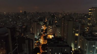 Geceleri şehrin havadan görünümü. Angelica Bulvarı, Sao Paulo, Brezilya. İş merkezi. Finans Merkezi. Landmark. İş seyahati. Seyahat hedefi.