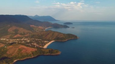 Maresias ve Pauba plajları havadan görünümü, Sao Sebastiao, Sao Paulo Kuzey Sahili, Brezilya. Tatil Seyahati. Seyahat yeri. Tropik manzara. Büyük manzara