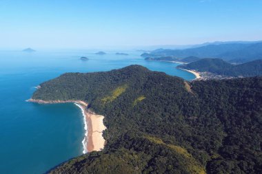 Maresias ve Pauba plajları havadan görünümü, Sao Sebastiao, Sao Paulo Kuzey Sahili, Brezilya. Tatil Seyahati. Seyahat yeri. Tropik manzara. Büyük manzara
