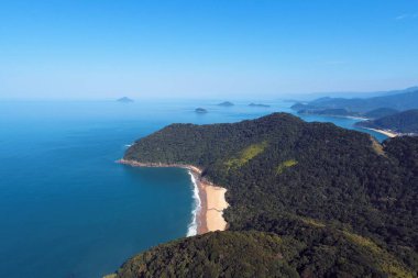 Maresias ve Pauba plajları havadan görünümü, Sao Sebastiao, Sao Paulo Kuzey Sahili, Brezilya. Tatil Seyahati. Seyahat yeri. Tropik manzara. Büyük manzara