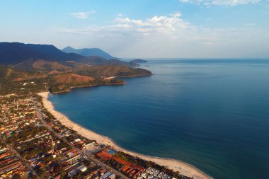 Maresias ve Pauba plajları havadan görünümü, Sao Sebastiao, Sao Paulo Kuzey Sahili, Brezilya. Tatil Seyahati. Seyahat yeri. Tropik manzara. Büyük manzara