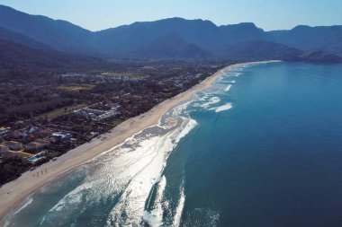 Maresias ve Pauba plajları havadan görünümü, Sao Sebastiao, Sao Paulo Kuzey Sahili, Brezilya. Tatil Seyahati. Seyahat yeri. Tropik manzara. Büyük manzara