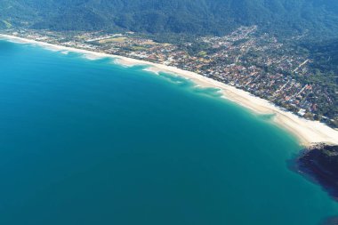 Maresias ve Pauba plajları havadan görünümü, Sao Sebastiao, Sao Paulo Kuzey Sahili, Brezilya. Tatil Seyahati. Seyahat yeri. Tropik manzara. Büyük manzara