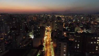 Renkli gökyüzü ile şehir merkezinde gün batımıhavadan görünümü. Muhteşem manzara. Sao Paulo, Brezilya.