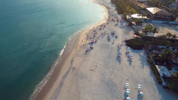 巴西圣保罗北海岸圣塞巴斯蒂奥马雷亚斯和波巴海滩的鸟瞰图 度假旅行 旅行目的地 热带风光 伟大的风景 — 图库视频影像