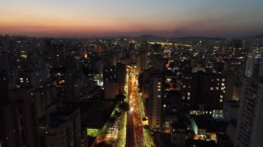 Güzel bir gökyüzü ile şehir merkezinde gün batımıhavadan görünümü. Muhteşem manzara. Sao Paulo, Brezilya.