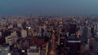 Paulista Avenue, Sao Paulo, Brezilya'da gün batımı havadan görünümü. Harika bir manzara. Renklerin patlaması.