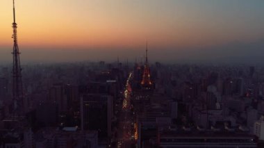Paulista Avenue, Sao Paulo, Brezilya'da gün batımı havadan görünümü. Harika bir manzara. Renklerin patlaması.