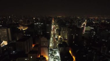  So Paulo, Brezilya şehir merkezinin gece manzarası. Harika bir manzara. Yani Joo Avenue, Yani Paulo, Brezilya.