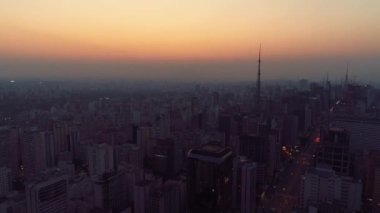 Paulista Avenue, Sao Paulo, Brezilya'da gün batımı havadan görünümü. Harika bir manzara. Renklerin patlaması.