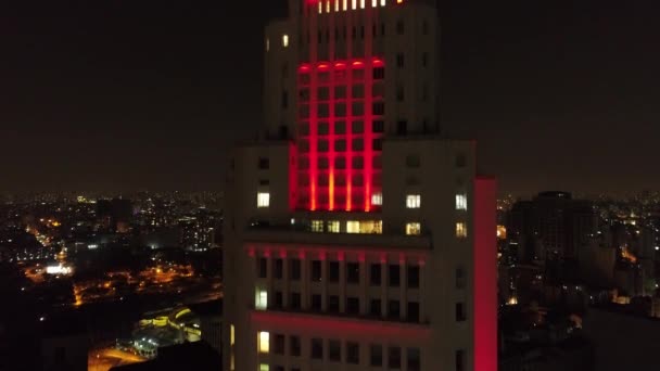 桑坦德灯塔在圣保罗 法莫斯旅游点 巴西圣保罗市中心一座用红色照明的建筑物的鸟瞰图 格雷特景观 城市景观 — 图库视频影像