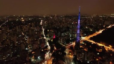 Sao Paulo, Brezilya ünlü caddeleri gece görünümü. Muhteşem manzara. Bölge Doktor Arnaldo Avenue, Consolaao Avenue ve Paulista Avenue 