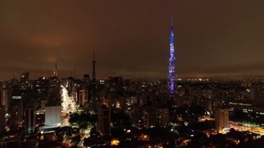 Sao Paulo, Brezilya ünlü caddeleri gece görünümü. Muhteşem manzara. Bölge Doktor Arnaldo Avenue, Consolaao Avenue ve Paulista Avenue 