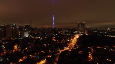 Sao Paulo, Brezilya ünlü caddeleri gece görünümü. Muhteşem manzara. Bölge Doktor Arnaldo Avenue, Consolaao Avenue ve Paulista Avenue 