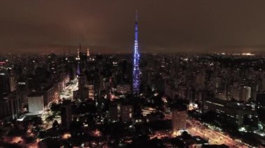 Brezilya, Sao Paulo 'nun ünlü halka açık yerlerinin gece manzarası. Muhteşem bir manzara. Pacaembu Caddesi ve Charles Miller Meydanı Bölgesi.