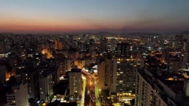 Sao Paulo, Brezilya ünlü yerlerin gün batımı görünümü. Muhteşem manzara. Costa & Silva Köprüsü. Gün batımı manzarası. Alacakaranlık görünümü. Cityscape sahnesi.