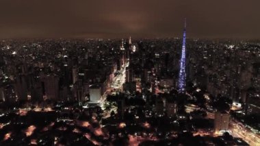 Brezilya 'da, Sao Paulo' nun ünlü caddelerinin hava manzarası. Muhteşem bir manzara. Doktor Arnaldo Caddesi, Consolacao Bulvarı ve Paulista Bulvarı. Aydınlatılmış sahne.