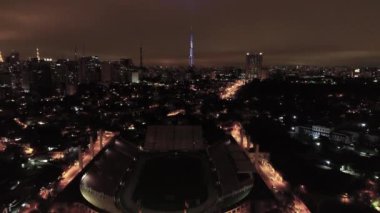 Geceleri Pacaembu Stadyumu ve Charles Miller Meydanı 'nın havadan görünüşü, Sao Paulo, Brezilya. Muhteşem bir manzara. Sao Paulo 'nun ünlü halka açık yerleri.