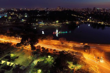 Geceleri Ibirapuera 'nın Parkı' nın havadan görünüşü, Sao Paulo, Brezilya. Harika manzara.. 