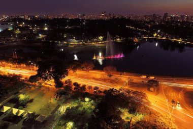 Sao Paulo Brezilya 'nın halka açık bir parkı olan Ibirapuera' nın parkında günbatımı manzarası. Harika bir manzara. Şehir manzarası, şehir manzarası. Boş zaman sahnesi.
