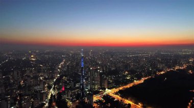 Şehrin günbatımının havadan görüntüsü. Harika bir manzara. Sao Paulo, Brezilya