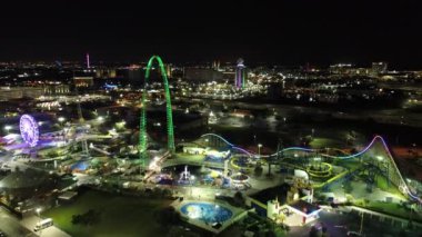 Universal Orlando 'nun Şehir Yürüyüşü' nün havadan görünüşü. Theme Parks 'ın muhteşem manzarası. Orlando, Florida, Amerika Birleşik Devletleri