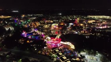 Universal Orlando 'nun Şehir Yürüyüşü' nün havadan görünüşü. Theme Parks 'ın muhteşem manzarası. Orlando, Florida, Amerika Birleşik Devletleri
