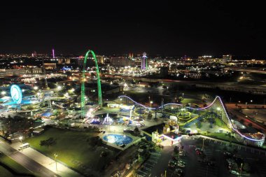 Gece parkın hava manzarası, güzel dönme dolap ve eğlence. Harika bir manzara! Orlando, Florida, Amerika Birleşik Devletleri