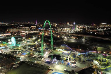 Gece parkın hava manzarası, güzel dönme dolap ve eğlence. Harika bir manzara! Orlando, Florida, Amerika Birleşik Devletleri