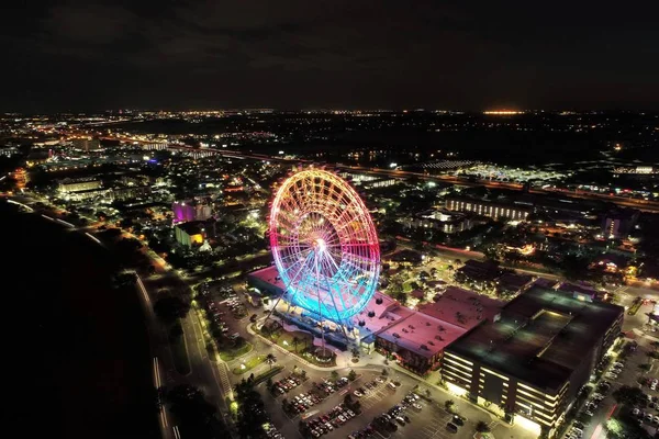 Gece parkın hava manzarası, güzel dönme dolap ve eğlence. Harika bir manzara! Orlando, Florida, Amerika Birleşik Devletleri