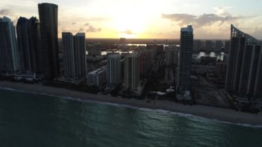 Deniz manzaralı gün batımı. Sunny Isles, Miami, ABD. Harika bir manzara. Tatil seyahati. Tropik seyahat.