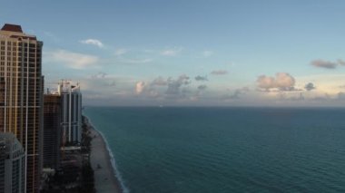 Deniz manzaralı gün batımı. Sunny Isles, Miami, ABD. Harika bir manzara. Tatil seyahati. Tropik seyahat.
