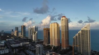 Deniz manzaralı gün batımı. Sunny Isles, Miami, ABD. Harika bir manzara. Tatil seyahati. Tropik seyahat.