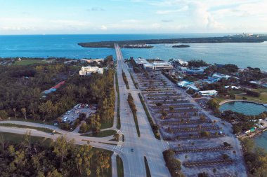 Biscayne Körfezi, Miami, ABD 'de günbatımının hava görüntüsü. Harika bir manzara. Tatil seyahati. Seyahat güzergahı. Tropikal manzara.