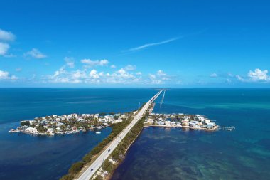 Key West, Florida Keys, Birleşik Devletler yolundaki aile köprüsü ve adaların havadan görüntüsü. Harika bir manzara. Tatil seyahati. Seyahat güzergahı. Tropikal manzara.